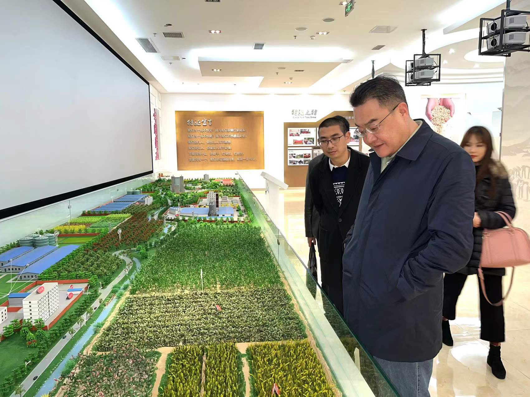 力爭一季度“開門紅”——鄧華赴通威集團、特驅(qū)集團考察交流